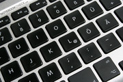 El teclado de teclas individuales se halla fijado en el chasis y ofrece una iluminación de teclado optima para sus teclas.