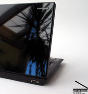 A primera vista el SL500 no parece el tipico Thinkpad, porque tiene superfies reflectantes muy brillantes.