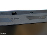 La pantalla del W700 domina, además de la pantalla muchas otras funciones, también la recepción de varias antenas y la webcam o hasta las ThinkLights, por ejemplo.