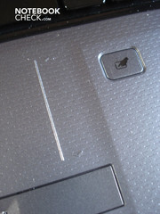 El touchpad posee su propia barra de desplazamiento y un botón para desactivarlo