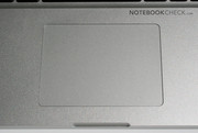El excelente trackpad de vidrio ofrece varias acciones multi-touch, lo cual funciona perfectamente.