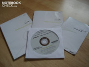 También incluido: un folleto de garantía, dos manuales y un DVD para el sistema operativo