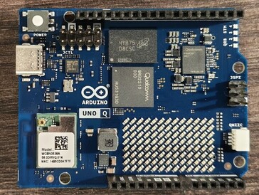 Ya puede ver las conexiones disponibles, junto con la matriz de LED situada en la parte inferior derecha (fuente de la imagen: Notebookcheck)