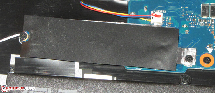 Una mirada a la SSD NVMe de Kingston escondida bajo un escudo térmico