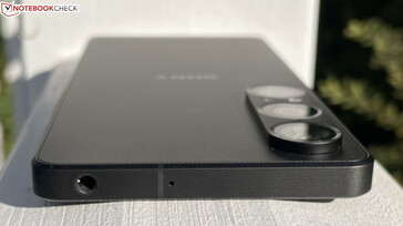 Parte superior: toma de audio de 3,5 mm, micrófono