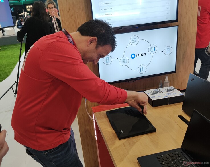 Christoph Blindenbacher desatornillando el Lenovo ThinkPad T14 Gen 7.