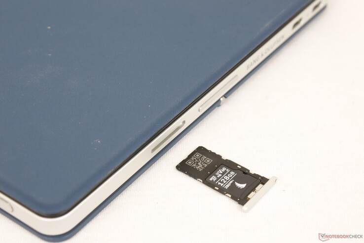 Se necesita una aguja para acceder a la ranura MicroSD