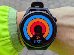 El reloj inteligente también es fácil de leer bajo la luz del sol. Los colores son vivos y el contraste es estupendo.