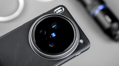 El Vivo X200 Ultra con empuñadura y teleconvertidor: Los críticos ya han tomado fotos y vídeos impresionantes con el nuevo buque insignia de la cámara Zeiss (Fuente de la imagen: Weibo)