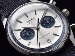 Primer plano del Timex Marlin Jet Chronograph TW2Y89900 que muestra su esfera blanco plateado, subesferas azul marino, índices horarios aplicados, agujas tipo bastón, escala taquimétrica y ventana de fecha.