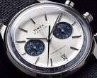 Primer plano del Timex Marlin Jet Chronograph TW2Y89900 que muestra su esfera blanco plateado, subesferas azul marino, índices horarios aplicados, agujas tipo bastón, escala taquimétrica y ventana de fecha.