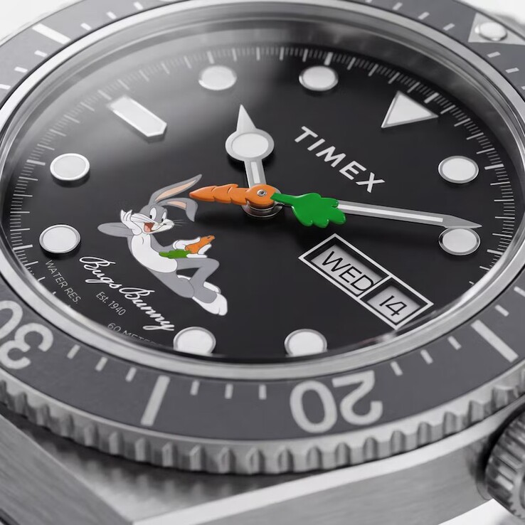 Primer plano de la esfera negra del Timex Looney Tunes x M79 Automatic, en la que destacan Bugs Bunny y el segundero con forma de zanahoria,
