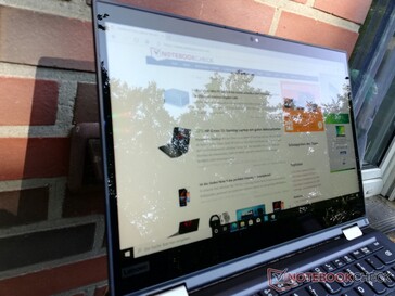 Lenovo ThinkPad X13 Yoga en el uso al aire libre
