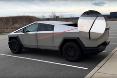 Al menos 15 Tesla Cybertrucks están afectados por un grave problema en el cerradero de la puerta que provoca una desalineación en el panel de la puerta. (Fuente de la imagen: Auto Focus en YouTube - editado)