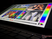 El portátil plegable de 17 pulgadas de HP se perfila con el proveedor de la película de cobertura de su pantalla OLED flexible