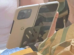 El Pixel 9 Pro Fold no había sido visto 'in the wild' hasta ahora. (Fuente de la imagen: Android Authority)