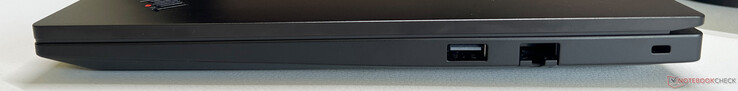 Derecha: USB-A 3.2 Gen 2 (10 Gbit/s), Gigabit Ethernet, ranura de seguridad Kensington