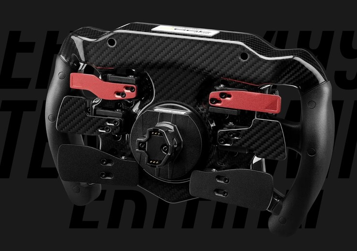 El volante Thrustmaster Ferrari 499P cuenta con dos pedales de cambio de fibra de carbono, así como con cuatro pedales analógicos de metal.