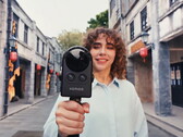 Una mujer camina por la calle grabando con la Portalcam