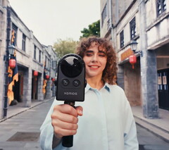 Una mujer camina por la calle grabando con la Portalcam