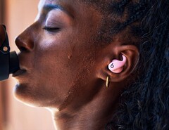 Los Powerbeats Fit están disponibles en cuatro colores, incluido el rosa. (Fuente de la imagen: Apple)