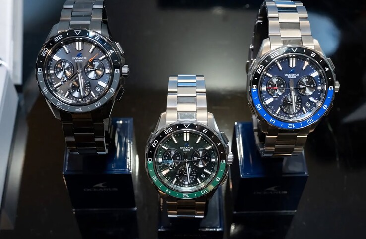 Tres relojes Casio Oceanus OCW-P3000 en azul, verde y negro dispuestos uno al lado del otro.