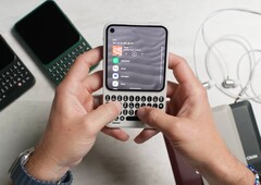 A pesar de contar con un teclado, el Clicks Communicator es relativamente compacto.
