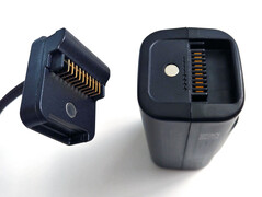 Los imanes ayudan a sujetar el cable a la batería. (Fuente de la imagen: Notebookcheck)