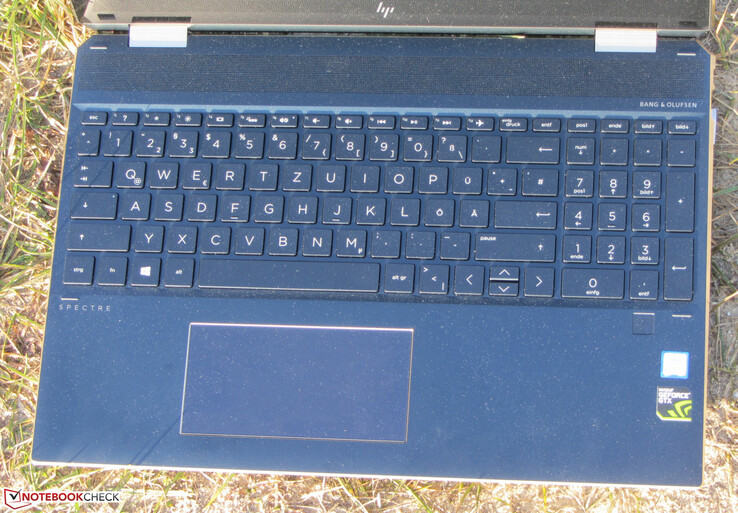 Una mirada al teclado, al trackpad y al sensor de huellas dactilares del Spectre x360 15