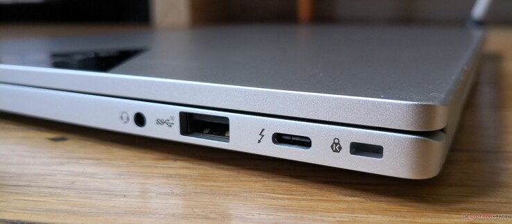 Derecha: audio combinado de 3,5 mm, USB-A 3.2 Gen. 2, USB-C con Thunderbolt 4 + Power Delivery + DisplayPort, bloqueo Kensington
