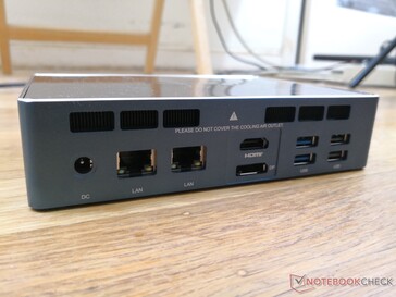 Parte trasera: Adaptador de CA, 2 RJ-45 Gigabit, HDMI 2.0, DisplayPort, 2 USB-A 3.0, 2 USB-A 2.0
