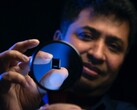 Wilfred Gomes, einer von Intels Ingenieuren, hält stolz einen Foveros-Chip, der aus mehreren Schichten besteht. (Bild: Intel)