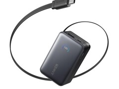 El power bank A1638 cuenta con un cable y una pantalla integrados (Fuente de la imagen: Anker)