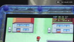 Primer plano de la consola portátil FPGBA SP azul transparente ejecutando Pokémon, con un contador de 59.74 FPS visible.
