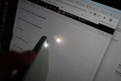 Un vistazo a cómo la pantalla brillante del Apple MacBook Pro difunde los reflejos