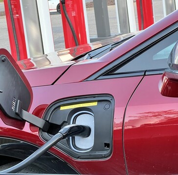 Prueba del supercargador del puerto NACS de Cadillac Optiq.