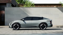 Un Kia EV4 aparcado delante de un edificio (Fuente de la imagen: Hyundai Motor Group vía Unsplash)