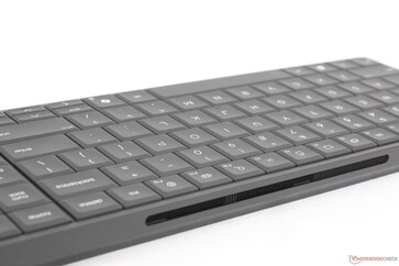 Borde posterior del teclado mostrando las rejillas de ventilación