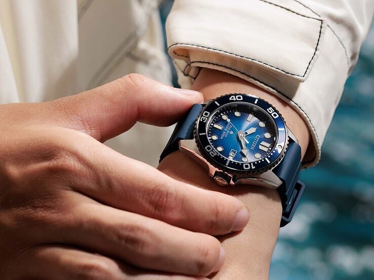 Persona que lleva en la muñeca el Citizen Promaster Marine BN0267-04L, con una esfera azul degradada y una correa azul.