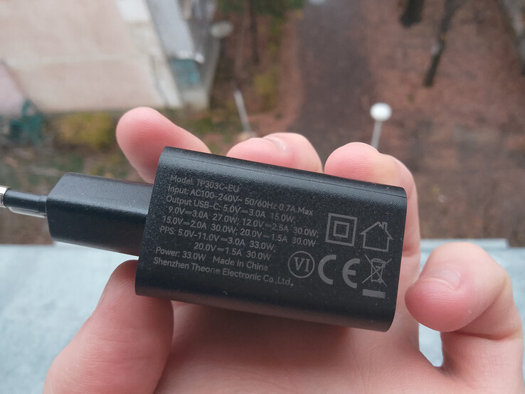 Definitivamente, el teléfono no tiene miedo a caerse, pero el cargador puede que sí. (Fuente de la imagen: Sergey Tarasov - Notebookcheck)