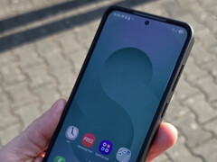 Es posible que la Galaxy 26 no cargue más rápido que la Galaxy S25 (en la imagen). (Fuente de la imagen: Notebookcheck)