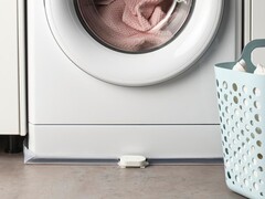 El sensor de fugas de agua Klippbox de IKEA (en la imagen, delante de una lavadora) ha llegado al Reino Unido. (Fuente de la imagen: IKEA)
