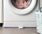 El sensor de fugas de agua Klippbox de IKEA (en la imagen, delante de una lavadora) ha llegado al Reino Unido. (Fuente de la imagen: IKEA)