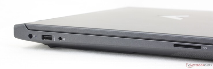 Izquierda: adaptador de CA, USB-A (5 Gbps), auriculares de 3,5 mm, lector de tarjetas SD