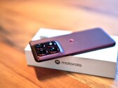 El Motorola Edge 70 Pro es delgado, pero cuenta con una batería de gran capacidad y carga inalámbrica.