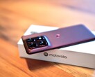 El Motorola Edge 70 Pro es delgado, pero cuenta con una batería de gran capacidad y carga inalámbrica.