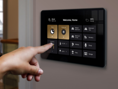 El puente Dynalite Matter Bridge de Philips combina la pantalla táctil (en la imagen) y la pasarela Ethernet. (Fuente de la imagen: Philips Dynalite)