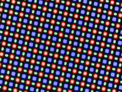 La pantalla OLED utiliza una matriz de subpíxeles RGGB basada en un diodo de luz roja, uno de luz azul y dos de luz verde.