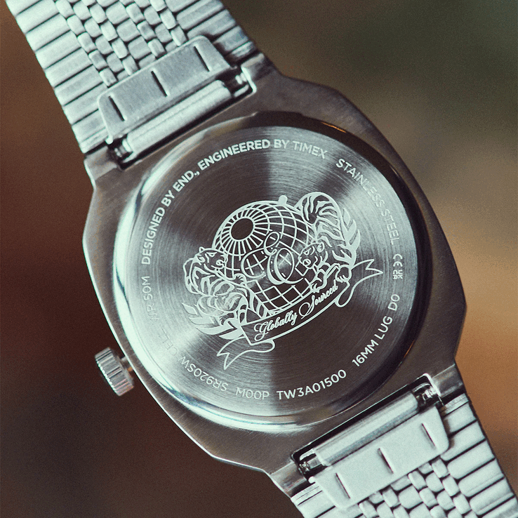 La parte trasera del modelo Timex END. x Timex, inspirado en la reedición de 1981.
