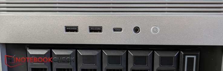 Frontal: 2x USB-A 3.0, USB-C 3.0, toma de auriculares